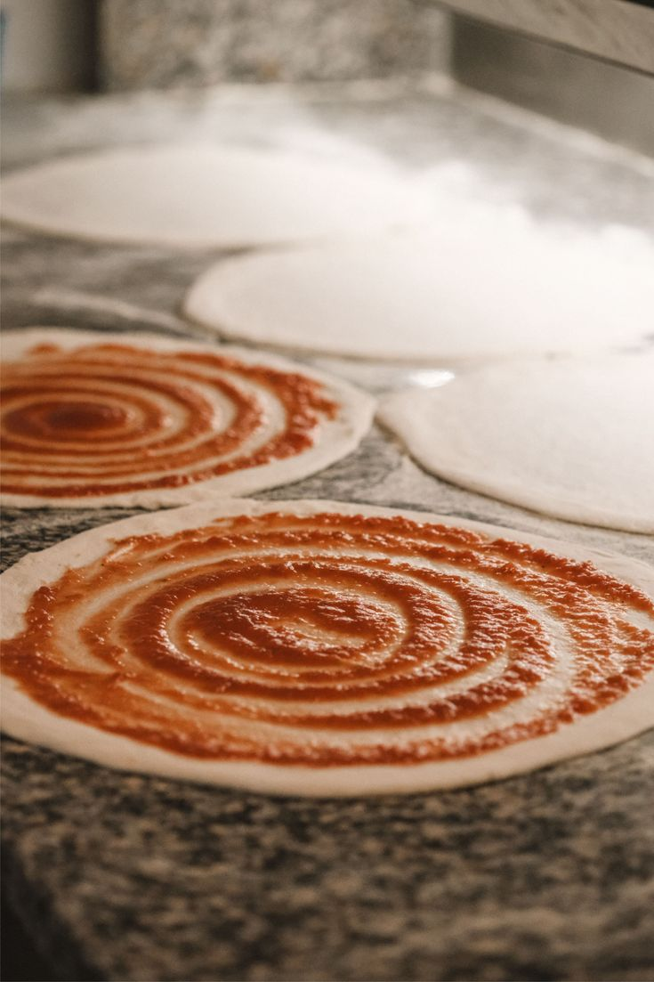 Pâte à pizza étalée à la main, sauce tomate maison